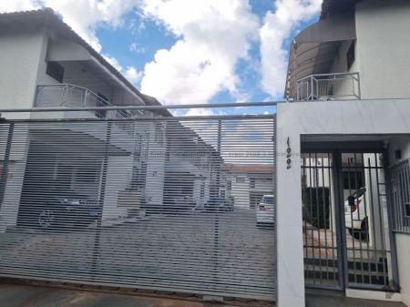 Sobrado-Condomínio em Chácara Cachoeira