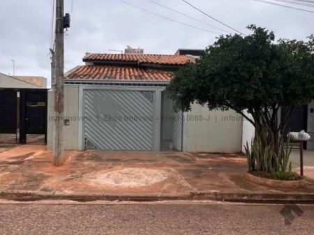 Casa-Térrea em Jardim Serra Azul