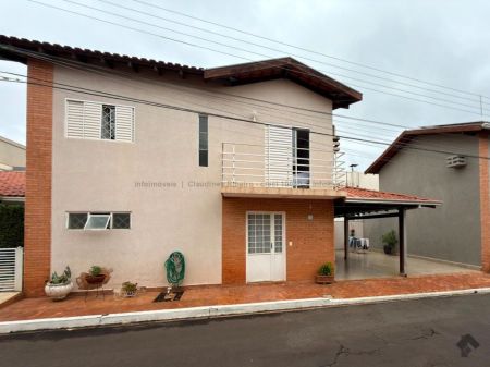 Sobrado-Condomínio em Chácara Cachoeira