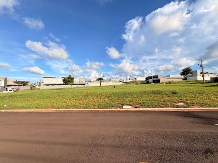 Terreno-Condomínio em Residencial Shalom