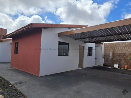 Casa-Térrea em Aero Rancho