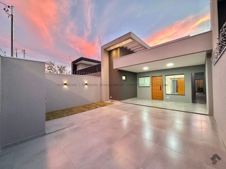 Casa-Térrea em Jardim Batistão