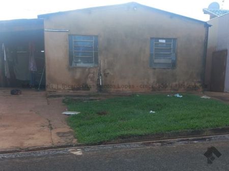 Casa-Térrea em Jardim Montevidéu