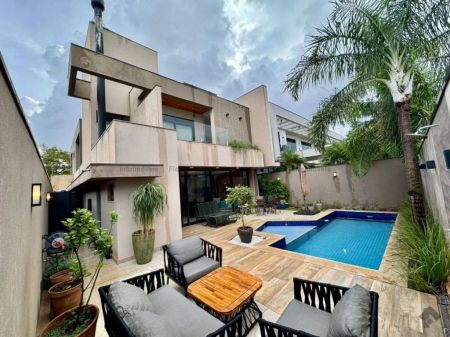 Sobrado-Condomínio em Pq. Residencial Damha III