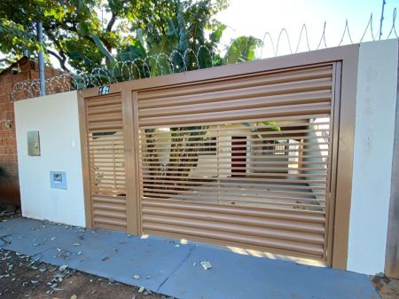 Casa-Térrea em Aero Rancho