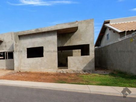 Casa-Térrea em Aero Rancho