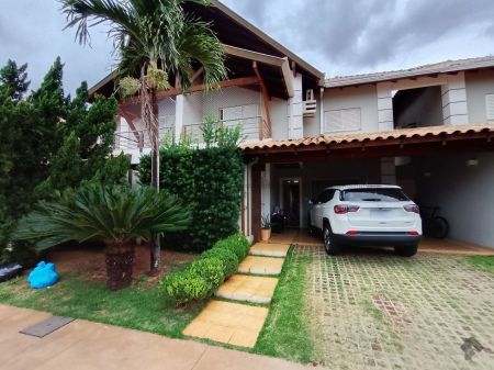 Sobrado-Condomínio em Chácara Cachoeira