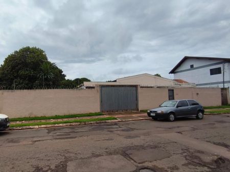 Casa-Térrea em Jardim São Lourenço