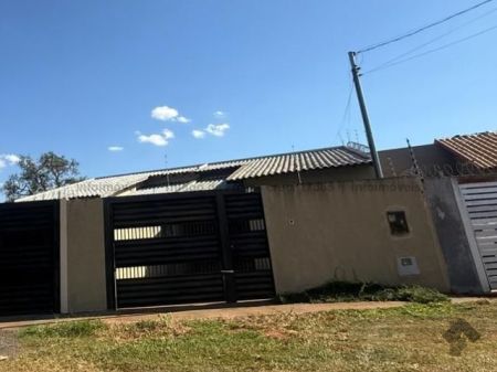 Casa-Térrea em Parque Rita Vieira