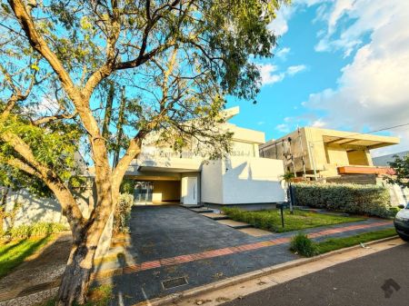 Sobrado-Condomínio em Pq. Residencial Damha III