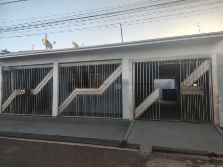 Casa-Térrea em Aero Rancho