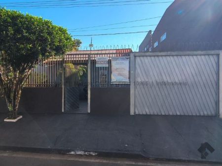 Casa-Térrea em Aero Rancho