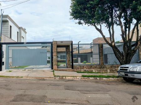 Casa-Térrea em Chácara Cachoeira