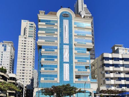 Apartamento em Meia Praia