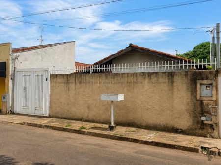 Casa-Térrea em Arnaldo Estevão de Figueiredo