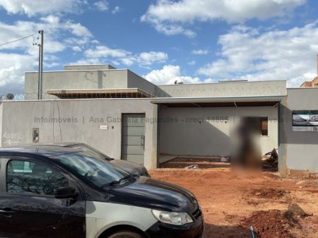 Casa-Térrea em Monte Castelo