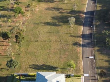 Terreno-Condomínio em Terras do Golfe