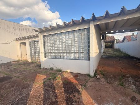 Casa-Térrea em Monte Castelo