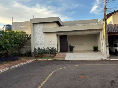 Casa-Térrea-Condomínio em Coophamat
