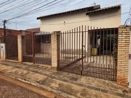 Casa-Térrea em Aero Rancho