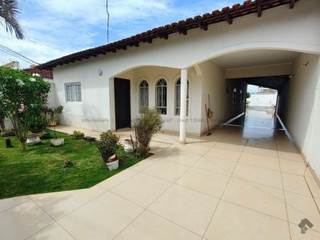Casa-Térrea em Monte Castelo