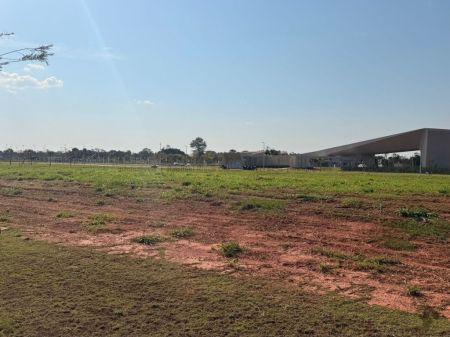 Terreno-Condomínio em Jardim Veraneio