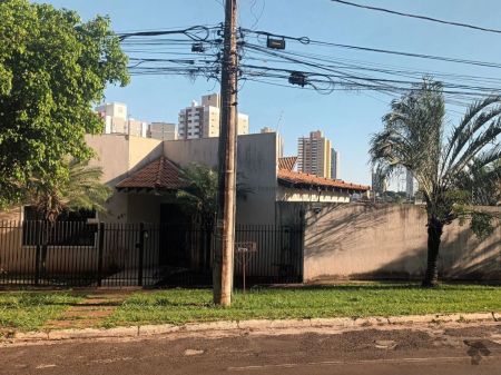 Casa-Térrea em Chácara Cachoeira