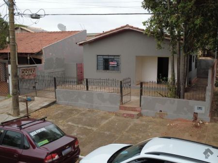 Casa-Térrea em Jardim Jockey Club
