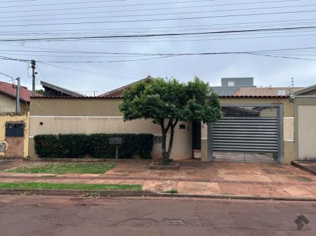 Casa-Térrea em Jardim Jockey Club