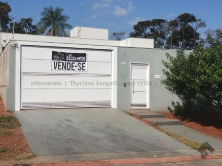 Casa-Térrea em Jardim Veraneio