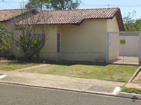 Casa-Térrea-Condomínio em Jardim Veraneio