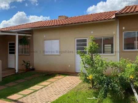 Casa-Térrea-Condomínio em Jardim Parati