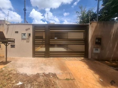 Casa-Térrea em Jardim Columbia