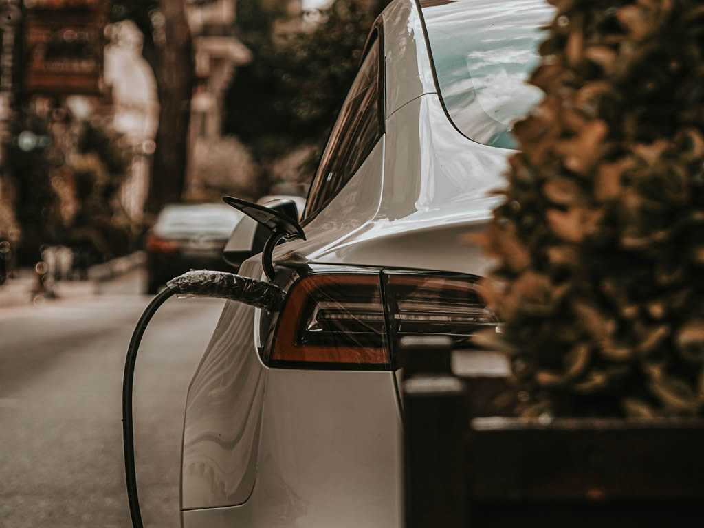 Carros elétricos crescem no Brasil, mas recargas improvisadas em casa podem colocar veículos e imóveis em risco